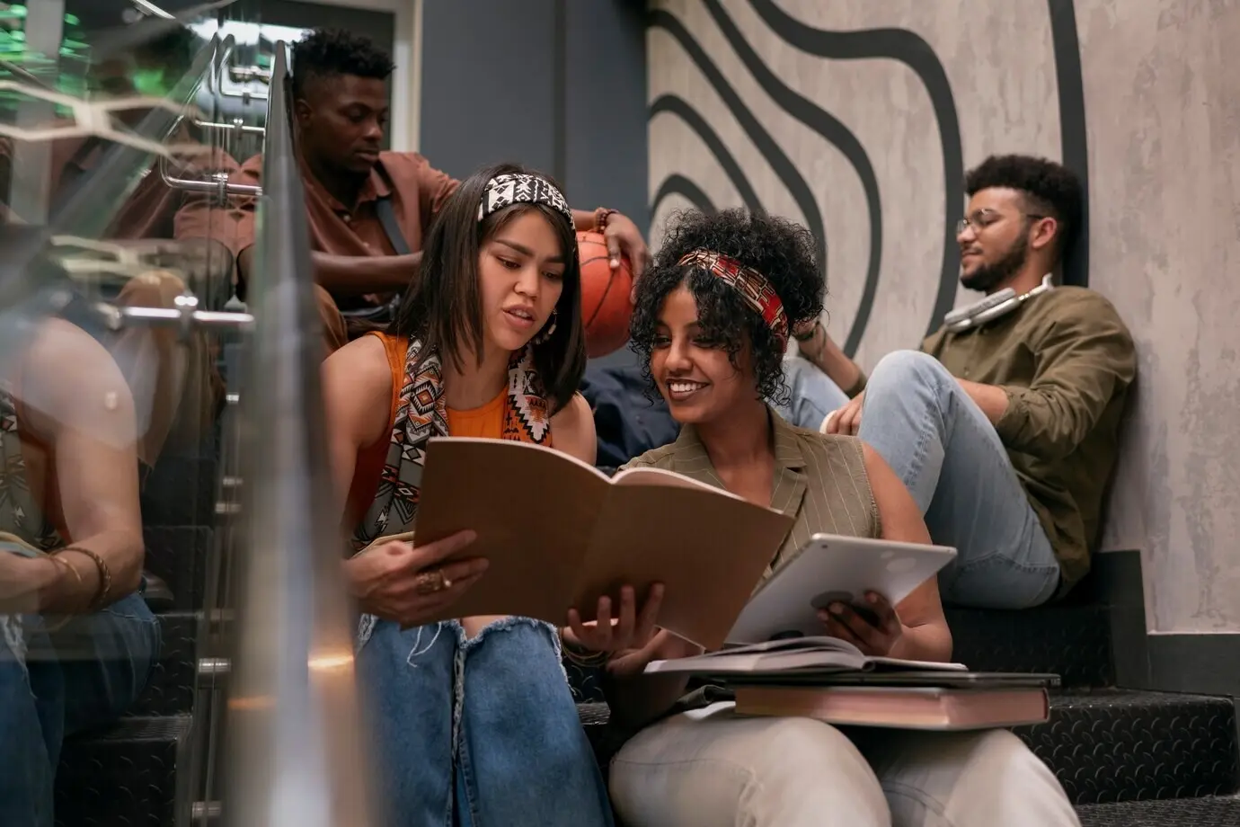 Vorderansicht von lateinamerikanischen Freunden, die zusammen abhängen.